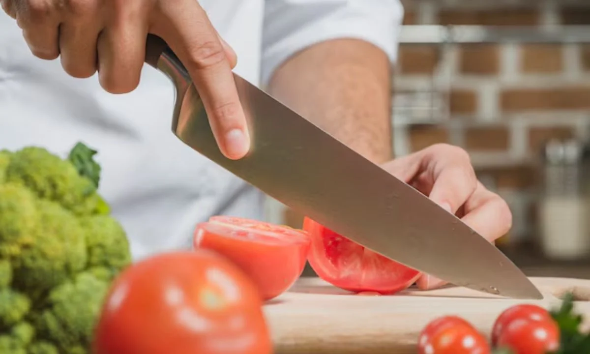 what degree is the average kitchen knife